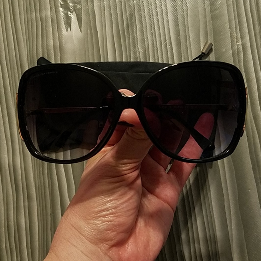 Sunglasses with gold design on the side